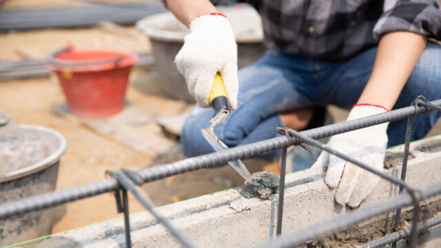 Bricklayer sets bricks